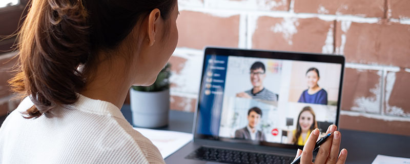Human Resource Mitarbeiterin spricht mit den Angestellten über einen Video Call
