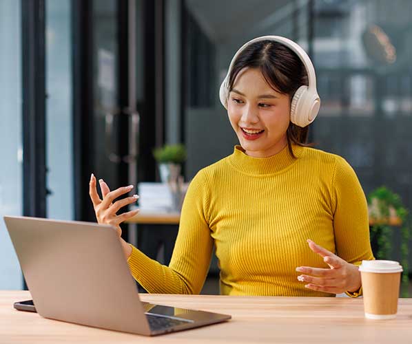 Junge Frau vor dem Monitor bei der Coaching Ausbildung Online